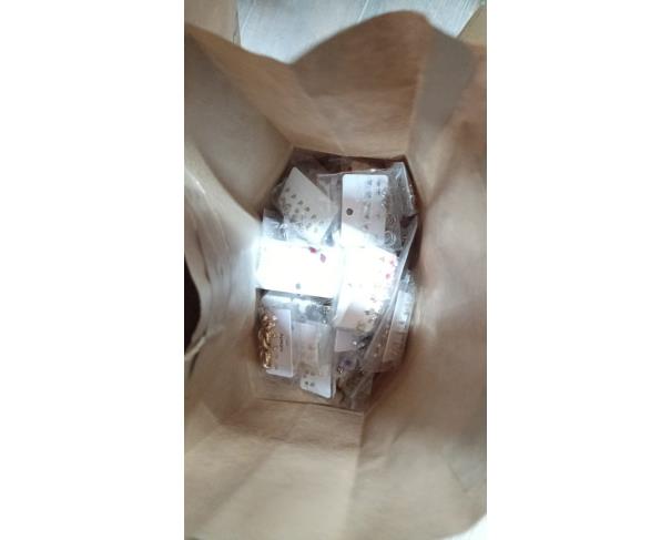 Foto de LOTE CONTENDO 3 MIL ITENS DE BIJUTERIAS, TAIS COMO BRINCOS, COLARES, BRACELETES E PIERCINGS, NO ESTADO EM QUE SE ENCONTRAM.