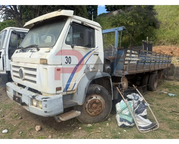Foto de CARGA / CAMINHAO VW/13.180, 2000/2000, DIESEL, BRANCA, CHASSI: 9BWX2VHP5YRY05190, RENAVAM: 00736859888, NO ESTADO EM QUE SE ENCONTRA. MOTOR AVARIADO.