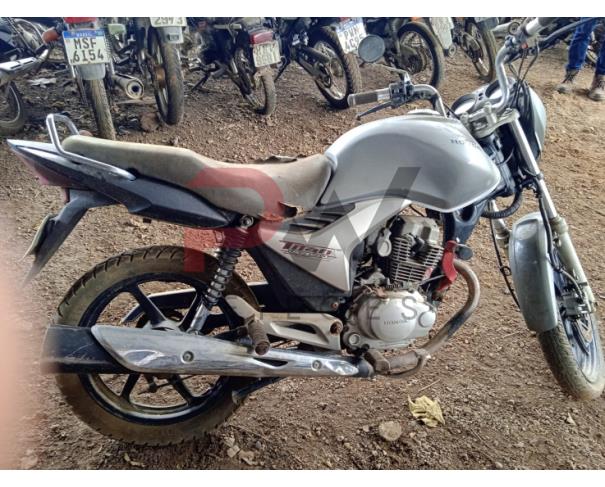 Foto de PASSAGEIRO / HONDA /  CG 150 TITAN ESD /Placa: HGK8356 / UF:MG / Município:Governador Valadares Ano fabricação: 2011 / Ano modelo: 2011 / Cor: PRATA / Chassi: 9C2KC1650BR554972 / Motor: KC16E5B554972 /RENAVAM: 00369140346