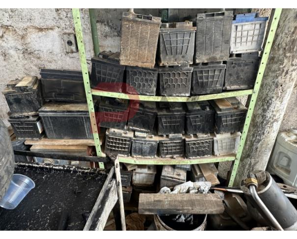 Foto de LOTE CONTENDO SUCATA DE BATERIAS, NO ESTADO EM QUE SE ENCONTRA.
