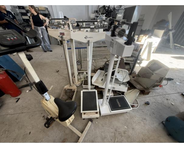 Foto de LOTE CONTENDO SUCATA DE MATERIAIS HOSPITALARES, NO ESTADO EM QUE SE ENCONTRAM.