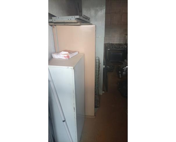 Foto de LOTE CONTENDO SUCATA DE ITENS DIVERSOS, TAIS COMO MATERIAIS DE INFORMÁTICA, CARTEIRAS ESCOLARES, ELETRODOMÉSTICOS, ENTRE OUTROS, NO ESTADO EM QUE SE ENCONTRA.