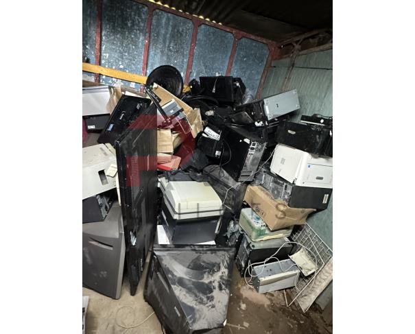 Foto de LOTE CONTENDO SUCATA DE MATERIAIS DE INFORMÁTICA (CPUS, MONITORES, IMPRESSORAS, ESTABILIZADORES, TELEVISOR E TELEFONES), NO ESTADO EM QUE SE ENCONTRA.