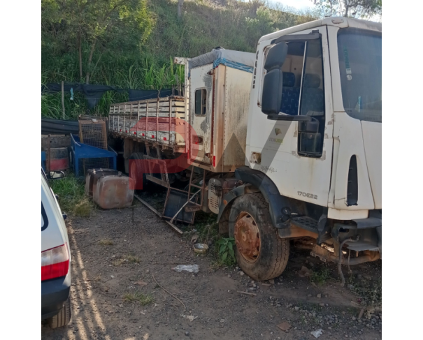 Foto de ESPECIAL / CAMINHAO IVECO/TECTOR 170E22, 2014/2014, DIESEL, BRANCA, CHASSI: 93ZA1RGH0E8926712, RENAVAM: 01015470855, NO ESTADO EM QUE SE ENCONTRA. MOTOR AVARIADO.CHASSI COM IMPLEMENTO CARROCERIA DE MADEIRA. 