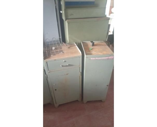 Foto de LOTE CONTENDO SUCATA DE ITENS DIVERSOS, TAIS COMO MATERIAIS DE INFORMÁTICA, CARTEIRAS ESCOLARES, ELETRODOMÉSTICOS, ENTRE OUTROS, NO ESTADO EM QUE SE ENCONTRA.