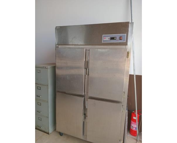 Foto de LOTE CONTENDO EQUIPAMENTO INDUSTRIAL E MOBILIÁRIOS, TAIS COMO: CADEIRAS ESCOLARES, ARMÁRIO DE AÇO, FREEZER, FREEZER INDUSTRIAL VERTICAL EM INOX, ENTRE OUTROS, NO ESTADO EM QUE SE ENCONTRA.