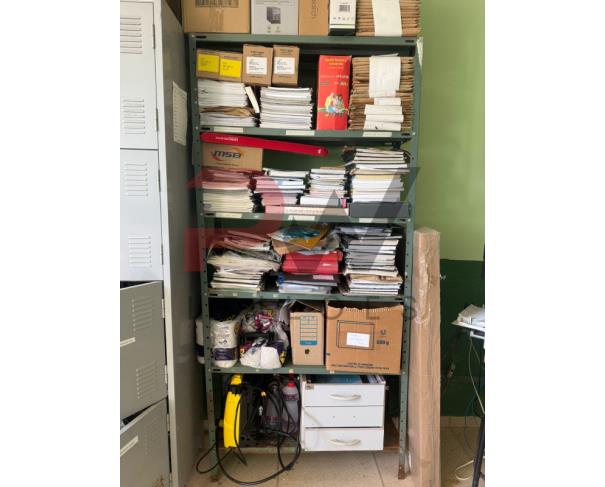 Foto de LOTE CONTENDO MÓVEIS DE ESCRITÓRIO, TAIS COMO: MESAS, ARMÁRIOS E CADEIRAS, NO ESTADO EM QUE SE ENCONTRAM. 