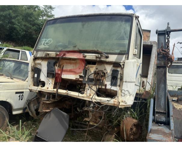 Foto de CAMINHAO M.BENZ/1714, 1994/1994, DIESEL, BRANCA, PLACA GLL - 4926, CHASSI: 9BM682123RB018831, RENAVAM: 00623933543, NO ESTADO EM QUE SE ENCONTRA. ESTÁ SEM MOTOR E SEM CAIXA DE MARCHAS.MOTOR ESTA FORA DO CAMINHAO E FALTA 01 RODA DIANTEIRA.