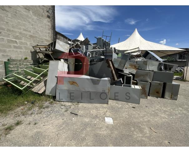 Foto de LOTE CONTENDO SUCATA DE ARMÁRIOS DE AÇO, FOGÃO, FOGÃO INDUSTRIAL E GELADEIRAS, NO ESTADO EM QUE SE ENCONTRA.