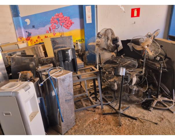 Foto de LOTE CONTENDO SUCATAS DE INFORMÁTICA, ELETRÔNICOS (COMPUTADORES, MONITORES, IMPRESSORAS, ELETRÔNICOS), ELETRODOMESTICOS (GELADEIRA, VENTILADORES, EXAUSTOR, BEBEDOUROS, FOGÕES, TV), DENTRE OUTROS, NO ESTADO EM QUE SE ENCONTRAM. 