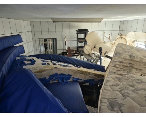 Foto de LOTE COMPOSTO POR SUCATA DE: MATERIAL HOSPITALAR, MOBILIÁRIOS, ELETRODOMÉSTICOS, CÂMARA FRIA, NO ESTADO EM QUE SE ENCONTRAM.