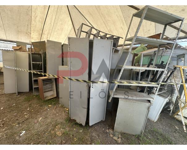 Foto de LOTE CONTENDO SUCATA DE ARMÁRIOS DE AÇO, FOGÃO, FOGÃO INDUSTRIAL E GELADEIRAS, NO ESTADO EM QUE SE ENCONTRA.