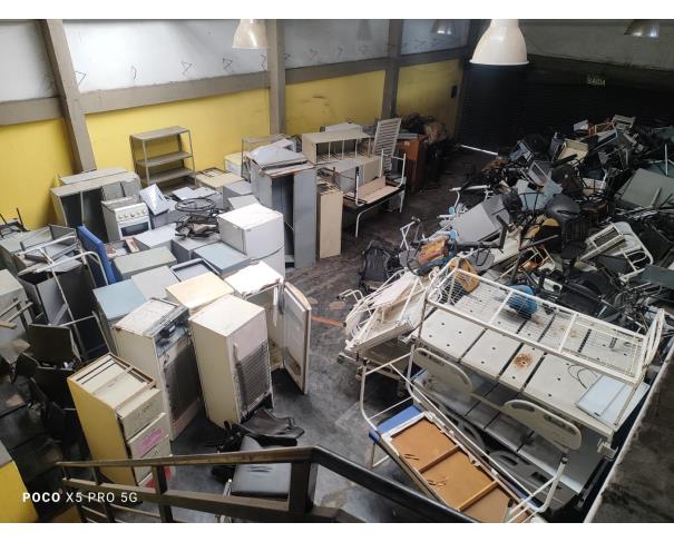 Foto de LOTE COMPOSTO POR SUCATA DE: CAMAS ELÉTRICAS, ELETRODOMÉSTICOS, MOBILIÁRIOS, NO ESTADO EM QUE SE ENCONTRAM.