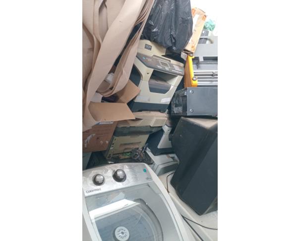 Foto de LOTE CONTENDO ELETRODOMÉSTICOS E ELETRÔNICOS, TAIS COMO: IMPRESSORAS, VENTILADORES, TVS, GELADEIRA, MÁQUINA DE LAVAR ROUPA, FREEZER, BEBEDOURO, MICRO-ONDAS, CAIXAS DE SOM, FOGÃO INDUSTRIAL, AR-CONDICIONADO, ENTRE OUTROS, NO ESTADO EM QUE SE ENCONTRA.