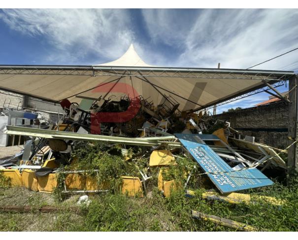 Foto de LOTE CONTENDO SUCATA DE CADEIRAS E MESAS, NO ESTADO EM QUE SE ENCONTRA