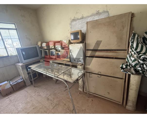 Foto de LOTE CONTENDO SUCATA DE  DIVERSOS BENS, TAIS COMO: MADEIRAS, ARMÁRIOS, COLCHONETES, CADEIRAS, MESAS ESCOLARES, EXTINTORES, VENTILADORES, CADEIRAS DE RODAS, MACAS, BALANÇAS, ENTRE OUTROS, NO ESTADO EM QUE SE ENCONTRAM.