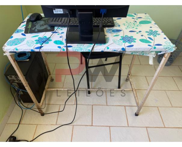 Foto de LOTE CONTENDO MÓVEIS DE ESCRITÓRIO, TAIS COMO: MESAS, ARMÁRIOS E CADEIRAS, NO ESTADO EM QUE SE ENCONTRAM. 