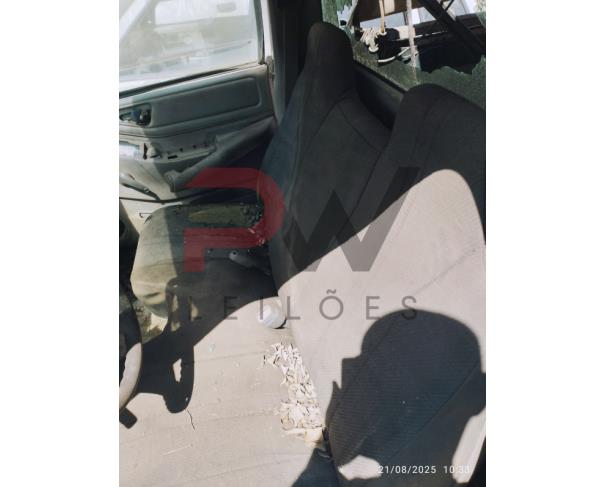 Foto de CARGA / CAMINHONETE GM/S10, 1995/1996, GASOLINA, BRANCA, CHASSI: 9BG124ARTSC901385, RENAVAM: 00640065546, NO ESTADO EM QUE SE ENCONTRA. MOTOR AVARIADO. ESTA SEM AS RODAS E PNEUS.
