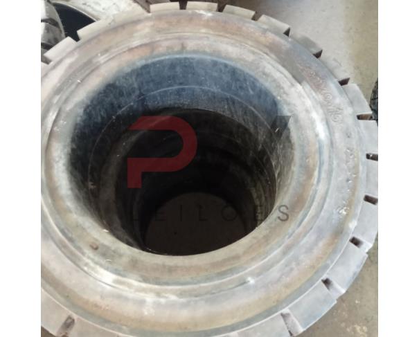 Foto de LOTE CONTENDO APROX. 08 PNEUS NOVOS SENDO: 04 PNEUS MACIÇOS 28X9-15 STANDARD PARA EMPILHADEIRA; 04 PNEUS MACIÇOS 6.50 - 10 ROADGUIDER; TODOS NO ESTADO EM QUE SE ENCONTRAM.