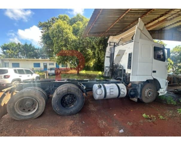 Foto de CAMINHÃO TRATOR VOLVO/FH 440 6X2 T, DIESEL, BRANCA, 2009/2010, CHASSI: ...51688, NO ESTADO EM QUE SE ENCONTRA.