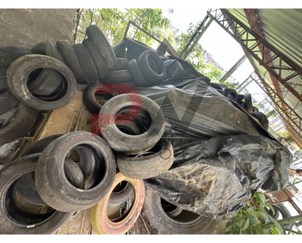 Foto de LOTE CONTENDO SUCATA DE PNEUS DE TAMANHOS DIVERSOS, NO ESTADO EM QUE SE ENCONTRA.