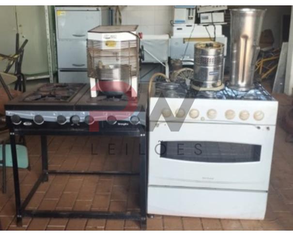 Foto de LOTE COM GELADEIRAS, MÁQUINA DE LAVAR, LIQUIDIFICADOR, FOGÃO, FOGÃO INDUSTRIAL, BEBEDOUROS, CAMA, ENTRE OUTROS, NO ESTADO EM QUE SE ENCONTRA.