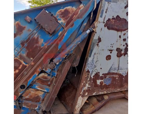 Foto de LOTE CONTENDO UM COMPACTADOR DE LIXO DE CARGA TRASEIRA, MARCA USIMECA, CAPACIDADE VOLUMÉTRICA PARA 15 M³ (QUINZE METROS CÚBICOS). USADO. NO ESTADO EM QUE SE ENCONTRA.