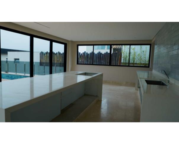 Foto de Residência de alto luxo no Condomínio Costa Laguna, em Nova Lima/MG, com 483 m², 4 dormitórios (3 suítes), piscina aquecida, espaço gourmet, cinema, automação residencial e 5 vagas cobertas. Condomínio com lazer completo e segurança 24 horas.