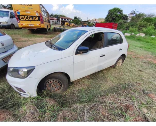 Foto de AUTOMOVEL, VW/GOL 1.0L MC4, 2018/2019, BRANCA, ALCOOL/GASOLINA, CHASSI: 9BWAG45U7KT020501, RENAVAM: 01162390082, NO ESTADO EM QUE SE ENCONTRA.