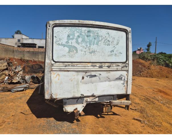 Foto de SUCATA DE ÔNIBUS OF 1315, ANTIGA PLACA: KSO-7805, NO ESTADO EM QUE SE ENCONTRA.