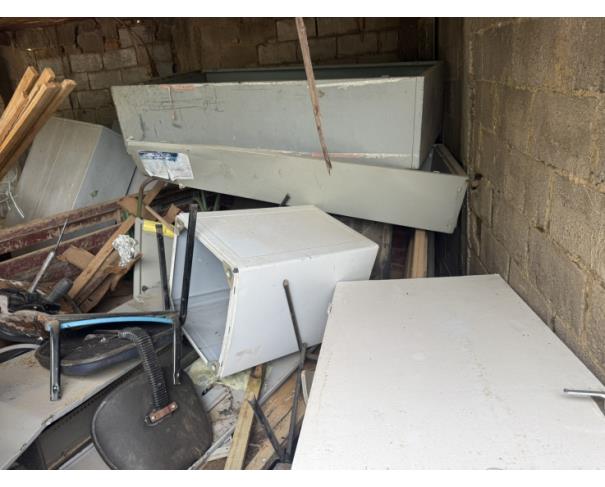 Foto de LOTE CONTENDO SUCATAS DIVERSAS, TAIS COMO: MATERIAL DE INFORMÁTICA, ELETRÔNICOS, CADEIRAS, ARMÁRIO, ENTRE OUTROS, NO ESTADO EM QUE SE ENCONTRAM. 