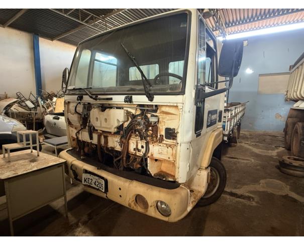 Foto de CAMINHAO FORD/CARGO 815, DIESEL, BRANCA, 2003/2003, CHASSI: 9BFV2UHGX3BB21970, RENAVAM: 00805362649, NO ESTADO EM QUE SE ENCONTRA.