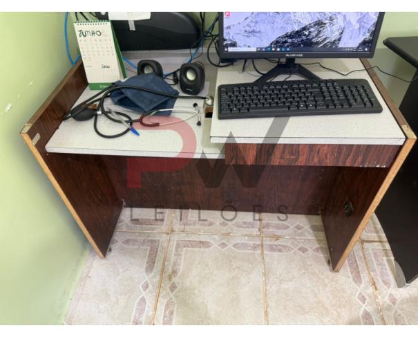 Foto de LOTE CONTENDO MÓVEIS DE ESCRITÓRIO, TAIS COMO: MESAS, ARMÁRIOS E CADEIRAS, NO ESTADO EM QUE SE ENCONTRAM. 