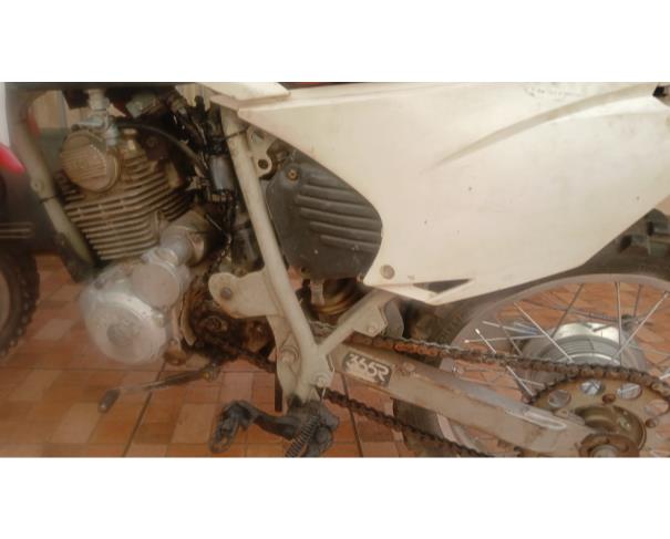 Foto de MOTO DE TRILHA, MOTOR 200 CC, COR BRANCA, ANO: 2005, NO ESTADO EM QUE SE ENCONTRA.