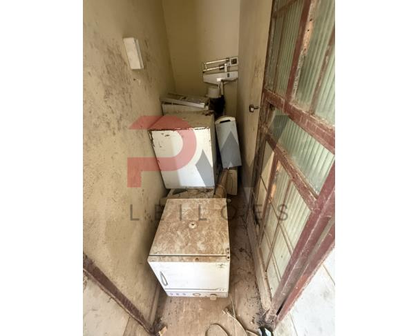 Foto de LOTE CONTENDO SUCATA DE  DIVERSOS BENS, TAIS COMO: MADEIRAS, ARMÁRIOS, COLCHONETES, CADEIRAS, MESAS ESCOLARES, EXTINTORES, VENTILADORES, CADEIRAS DE RODAS, MACAS, BALANÇAS, ENTRE OUTROS, NO ESTADO EM QUE SE ENCONTRAM.