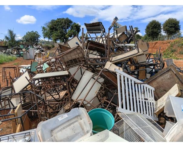 Foto de LOTE CONTENDO SUCATAS DE CADEIRAS, CARTEIRAS ESCOLARES, ENTRE OUTROS - (LOTE ESCOLAR B), NO ESTADO EM QUE SE ENCONTRAM. 