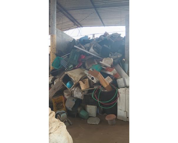 Foto de LOTE DE SUCATA DE PLÁSTICO DURO MISTO, APROX. 2.700 KG, 16 UNID. DE CAIXAS DE ENGRADADOS VAZIAS, NO ESTADO EM QUE SE ENCONTRAM. 
