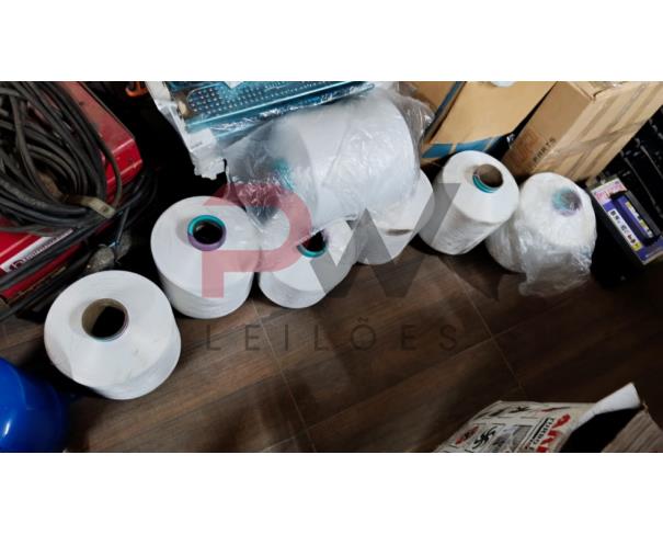 Foto de LOTE CONTENDO MÁQUINA DE COSTURA BAOYU GT700, COM APROX. 29 ROLOS DE LINHA, NO ESTADO EM QUE SE ENCONTRAM.