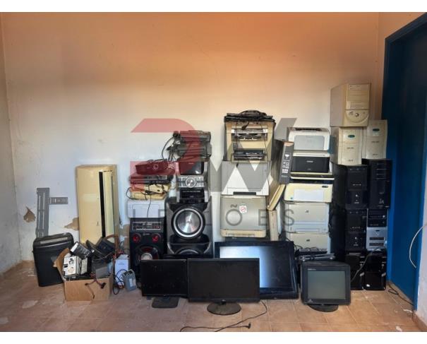 Foto de LOTE CONTENDO MATERIAL DE INFORMÁTICA, TELEVISORES, IMPRESSORAS, AR-CONDICIONADO, APARELHO ANALÓGICO, ENTRE OUTROS, NO ESTADO EM QUE SE ENCONTRA.