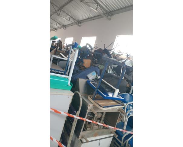 Foto de LOTE CONTENDO EQUIPAMENTO INDUSTRIAL E MOBILIÁRIOS, TAIS COMO: CADEIRAS ESCOLARES, ARMÁRIO DE AÇO, FREEZER, FREEZER INDUSTRIAL VERTICAL EM INOX, ENTRE OUTROS, NO ESTADO EM QUE SE ENCONTRA.