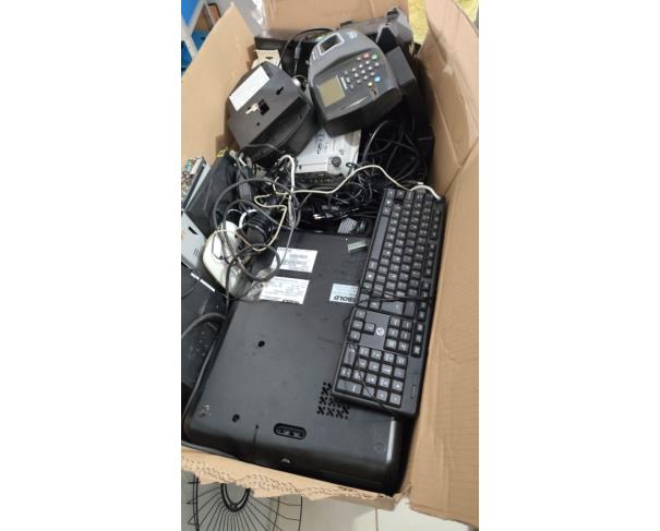 Foto de LOTE CONTENDO ELETRÔNICOS, TAIS COMO: NOTEBOOK, TELEVISÃO, IMPRESSORA, TECLADOS, ENTRE OUTROS.