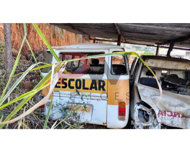 Foto de SUCATA DE KOMBI - ANTIGA PLACA HMM-4537, NO ESTADO EM QUE SE ENCONTRA.