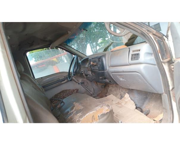 Foto de CAMINHAO FORD/F14000 160, DIESEL, BRANCA, 2000/2000, CHASSI: 9BFXK84F7YD029785, RENAVAM: 00734380810, NO ESTADO EM QUE SE ENCONTRA.