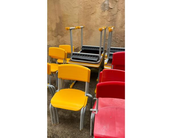 Foto de LOTE CONTENDO MESAS E CADEIRAS ESCOLARES, NO ESTADO EM QUE SE ENCONTRAM.