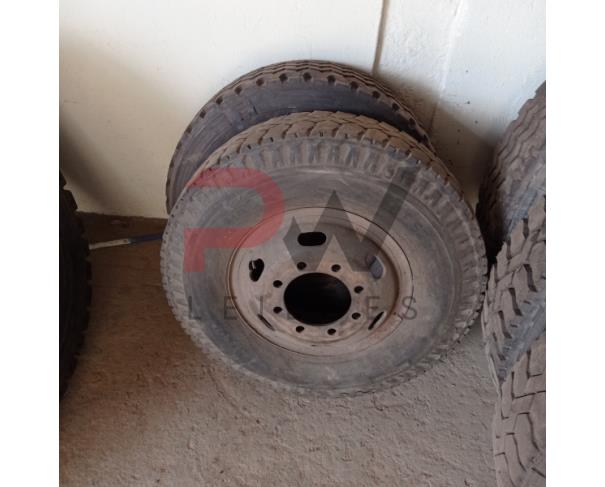 Foto de LOTE CONTENDO APROX. 30 PNEUS REFORMADOS (MARCAS, MODELOS E TAMANHOS VARIADOS), NO ESTADO EM QUE SE ENCONTRAM. 