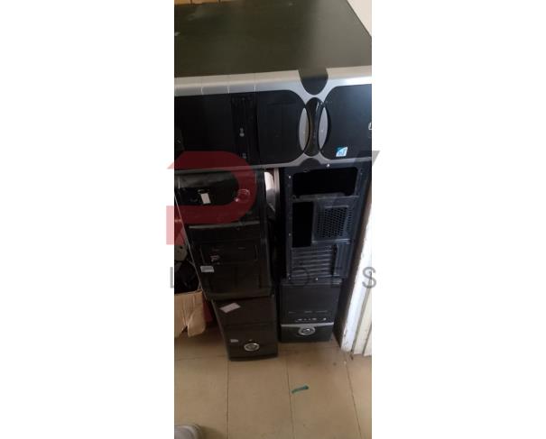 Foto de LOTE CONTENDO DIVERSOS EQUIPAMENTOS ELETRÔNICOS, TAIS COMO TELEVISORES, IMPRESSORAS, MONITORES DE VÍDEO, GABINETES DE COMPUTADORES, NOTEBOOKS, LAPTOPS, NOBREAKS, ESTABILIZADORES DE ENERGIA, TONERS E REFIS DE IMPRESSORAS, NO ESTADO EM QUE SE ENCONTRAM.