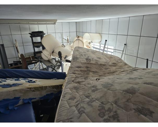 Foto de LOTE COMPOSTO POR SUCATA DE: MATERIAL HOSPITALAR, MOBILIÁRIOS, ELETRODOMÉSTICOS, CÂMARA FRIA, NO ESTADO EM QUE SE ENCONTRAM.