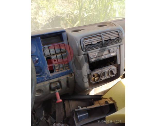 Foto de CARGA / CAMINHAO VW/8.150, 2000/2000, DIESEL, CHASSI: 9BWV2VD23YRY05528, RENAVAM: 00736861688, NO ESTADO EM QUE SE ENCONTRA. MOTOR AVARIADO. ESTA SEM UMA RODA DIANTEIRA.