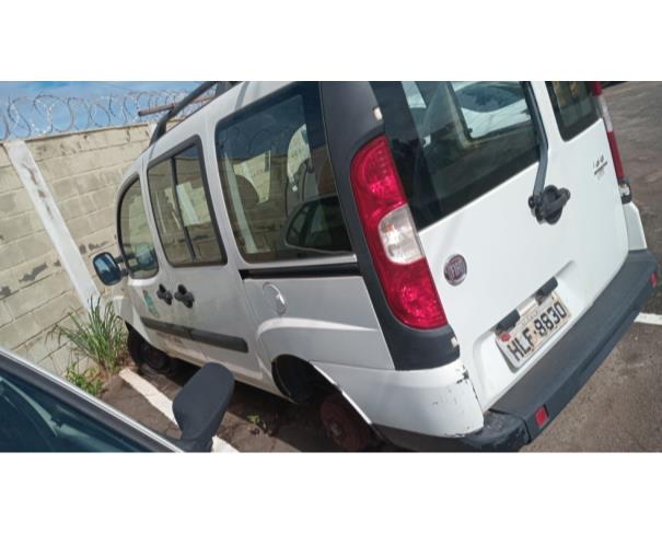 Foto de AUTOMOVEL FIAT/DOBLO ATTRACTIV 1.4, ALCOOL/GASOLINA, BRANCA, 2011/2012, CHASSI: 9BD119707C1090200, RENAVAM: 00464605040, NO ESTADO EM QUE SE ENCONTRA.