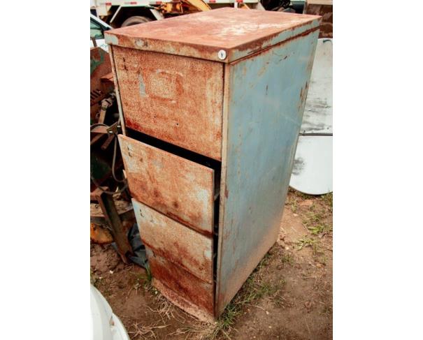 Foto de LOTE DE SUCATAS DIVERSAS, ARMÁRIOS, MATERIAIS INFORMÁTICA, ELETRONICOS, ETC, NO ESTADO EM QUE SE ENCONTRA